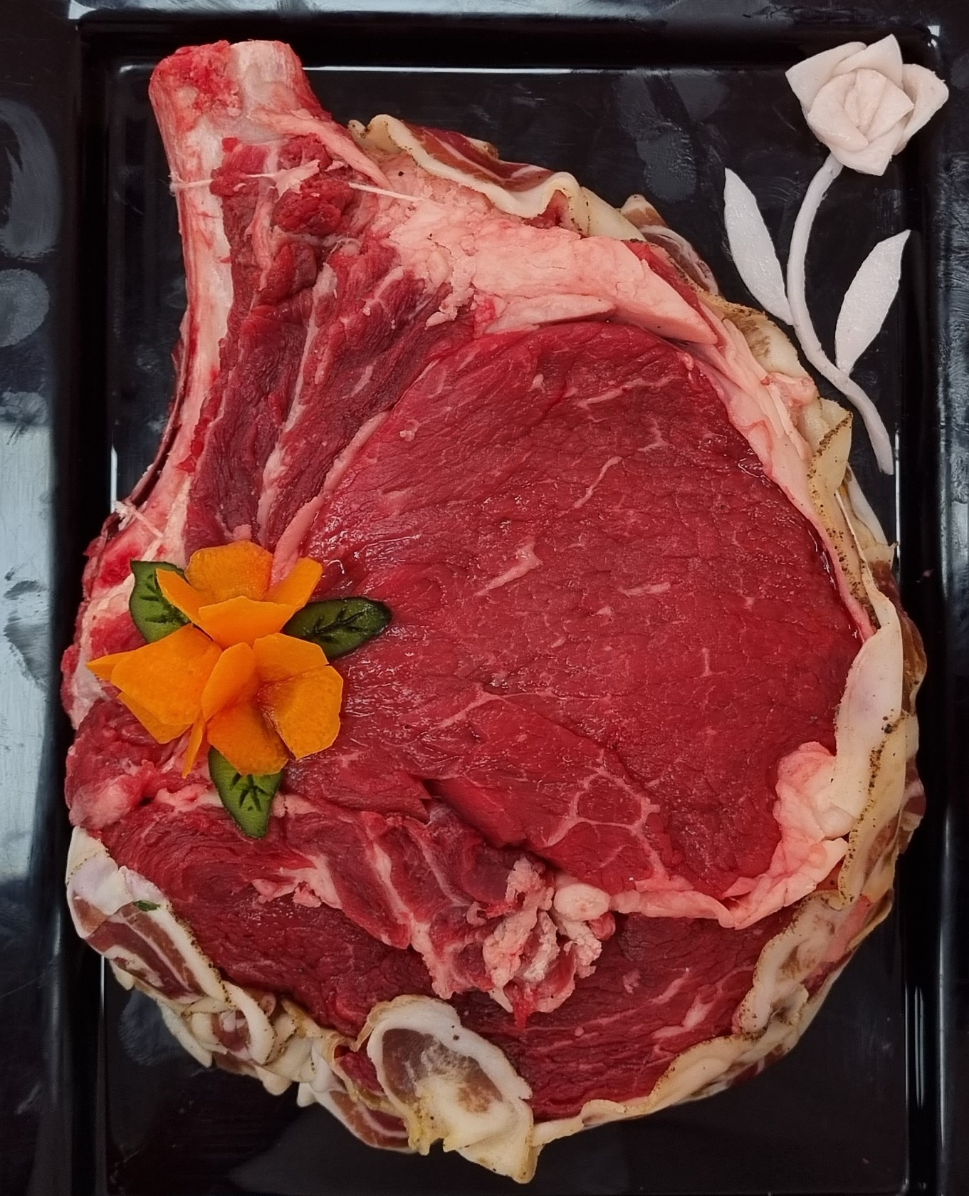 Une cote de boeuf décoré.